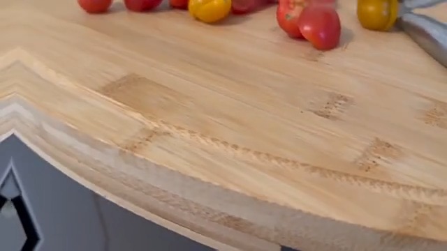 Tabla de cortar de bambú ovalada con ranura para jugos miniatura 7