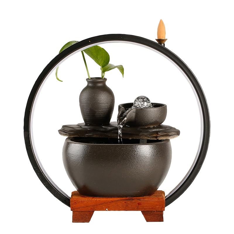 Petite fontaine à circulation d'eau avec aquarium et ornements zen