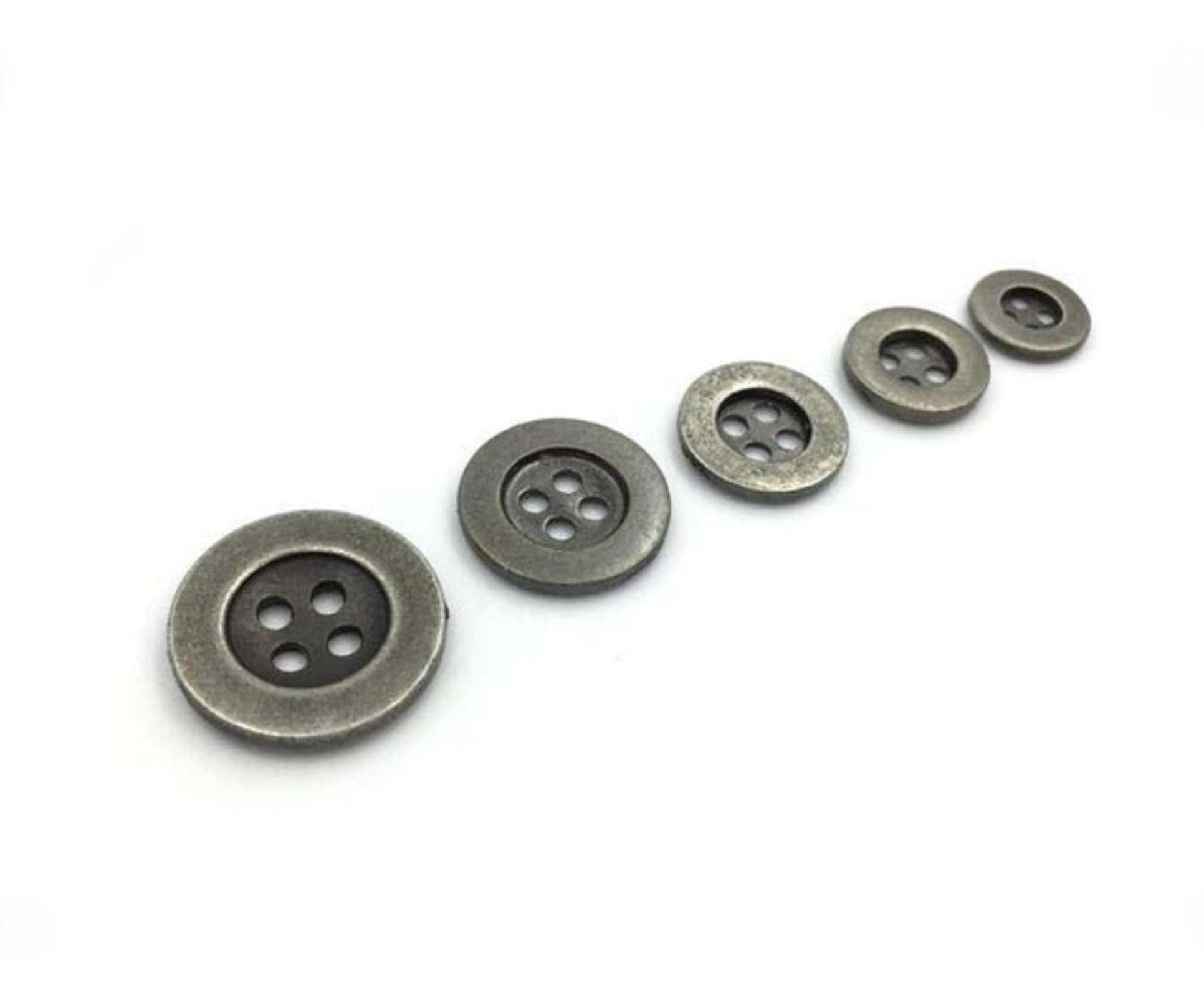50 szt. guzików do szycia ze stopu cynku, okrągłe, brązowe, 4 otwory, metalowe guziki(Antique Silver,15mm)