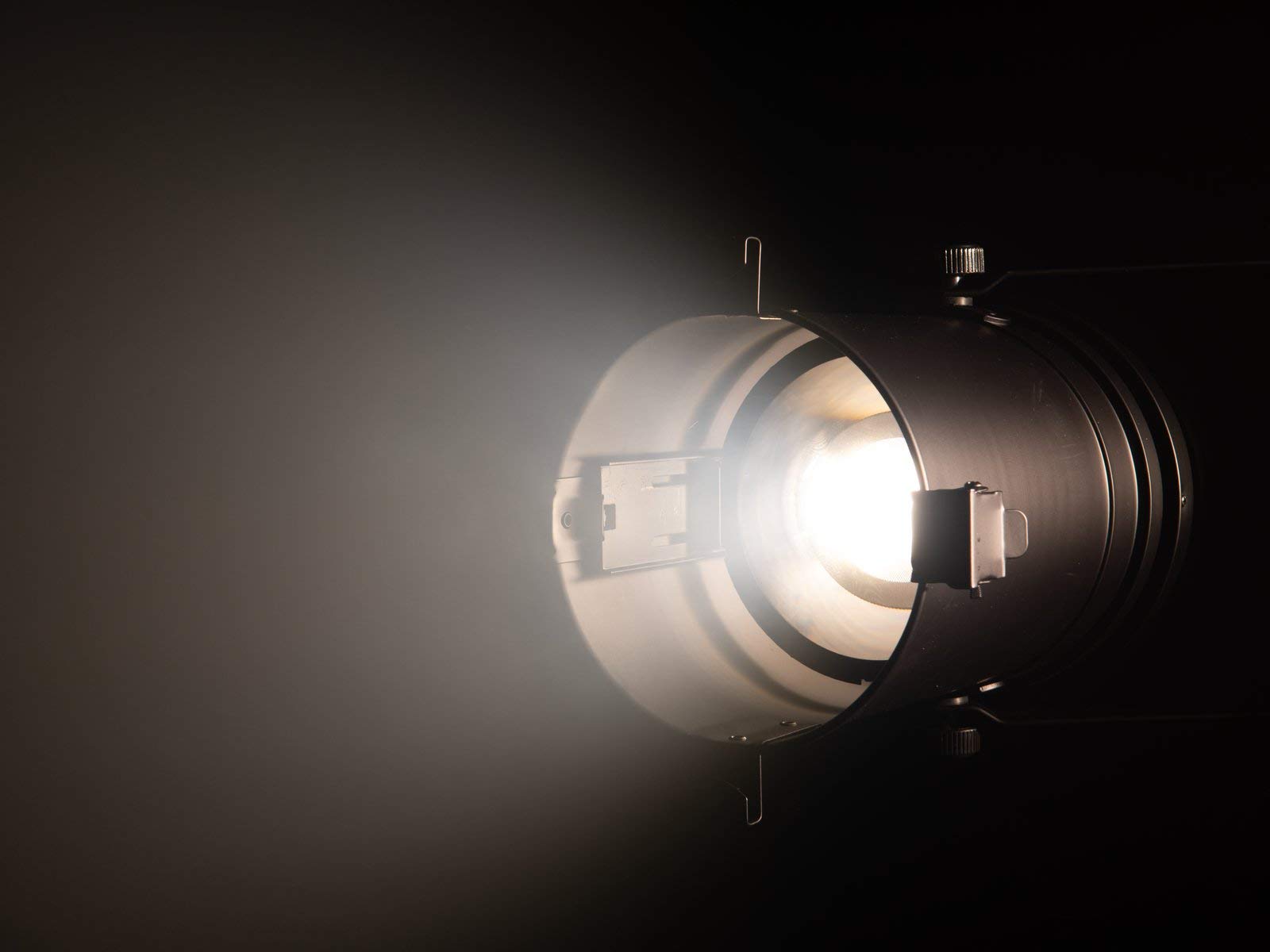 Eurolite LED PAR-64 COB 3000K 100W mit Zoom- und Dimmerfrequenz-Funktion schwarz | PAR-Scheinwerfer mit warmweißer 100-Watt-COB-LED für Videoproduktionen