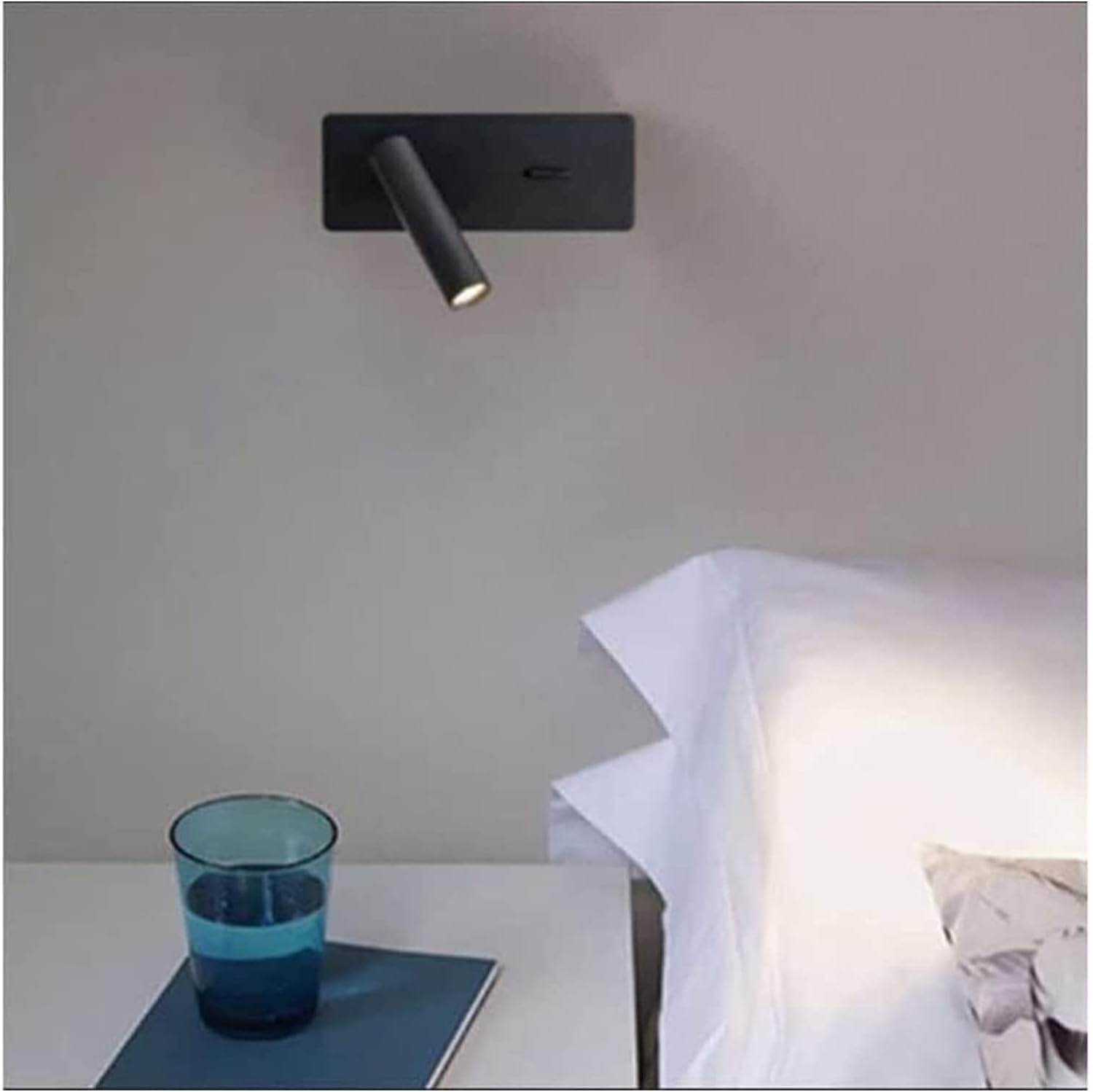 Lampada da lettura minimalista sul comodino Apparecchio di illuminazione spot regolabile montato a LED sulla testiera