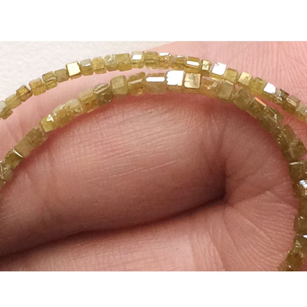 1,5 mm do 2,5 mm Żółte, błyszczące diamenty Kostki w pudełku Fasetowane koraliki diamentowe - Bezkonfliktowe fasetowane kostki Diamenty na biżuterię (4 cale do 16 cali), 1,5 MM - 2,5 MM, 16 cali