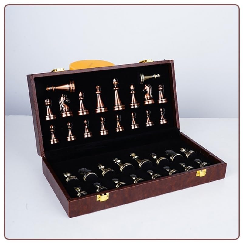 Set di scacchi retrò in metallo con scacchiera pieghevole in legno e pezzi standard classici fatti a mano. Set di scacchi in metallo for bambini e adulti. scacchiera portatile