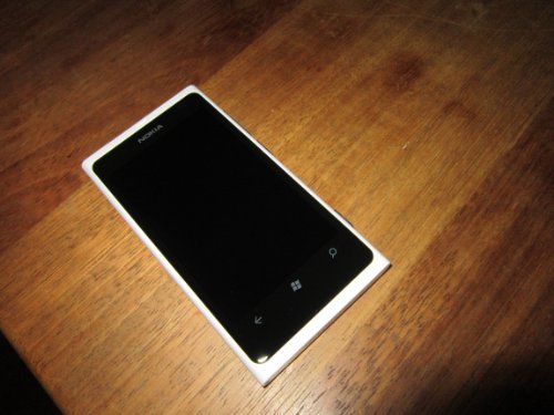 Nokia 800 RM-801 blanco brillante para viajes largos y desconexión digital en la naturaleza