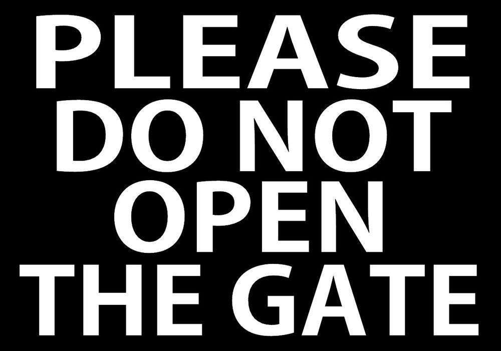 Yelacecca Metal Tin Sign 8X12 Inches Please Do Not Open The Gate Metal Sign