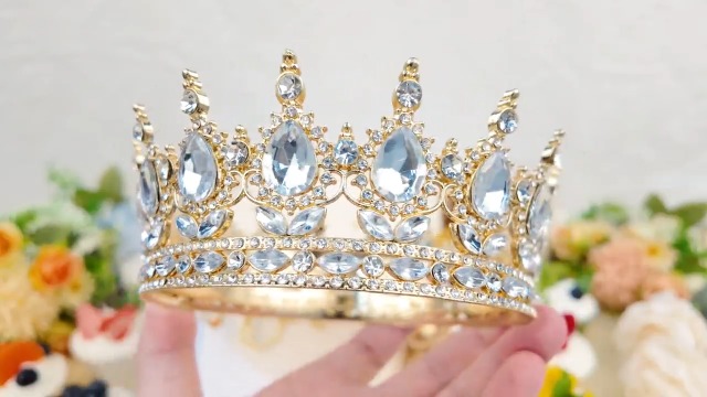 Vlinder Princess Taart 👑 Een sprookjesachtige taart met zachte paarse tinten, elegante 3D-vlinders en een luxe gouden kroon. ✨ Binnen in de kroon liggen glitters die de jarige mag uitblazen