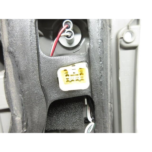 ヴォクシー ZRR70/75 右テールレンズ　81550-28593 ア502 ヴォクシー ZRR70/75 右テールレンズ 81550-28593 ア502
