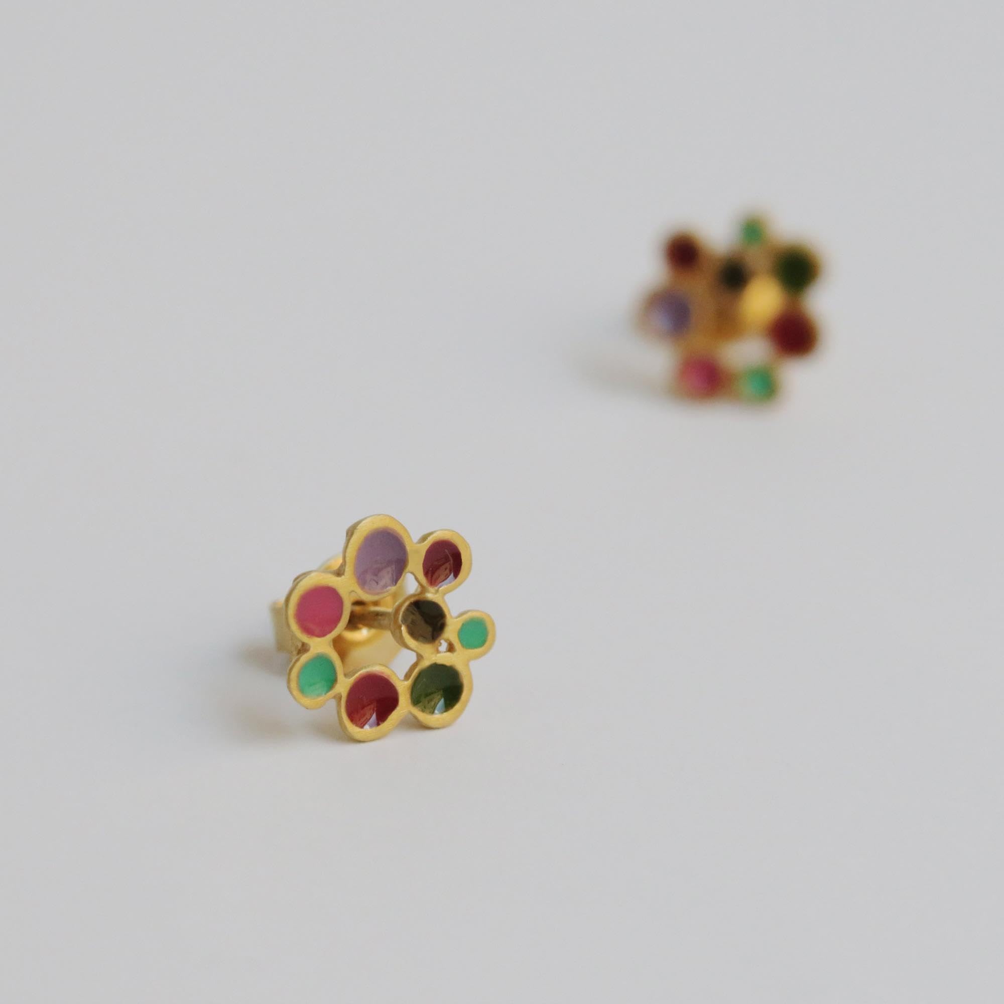 ORECCHINI D'ORO CANDY COLOURS | Progettato da Joidart | Collezione Candy Colours | Metallo placcato oro 24K | piccoli orecchini a bottone