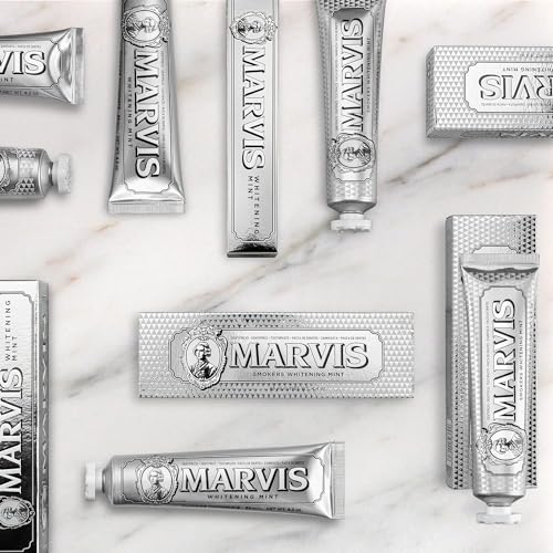 Imagen que exhibe una variedad de tubos de pasta de dientes Marvis en una superficie de mármol