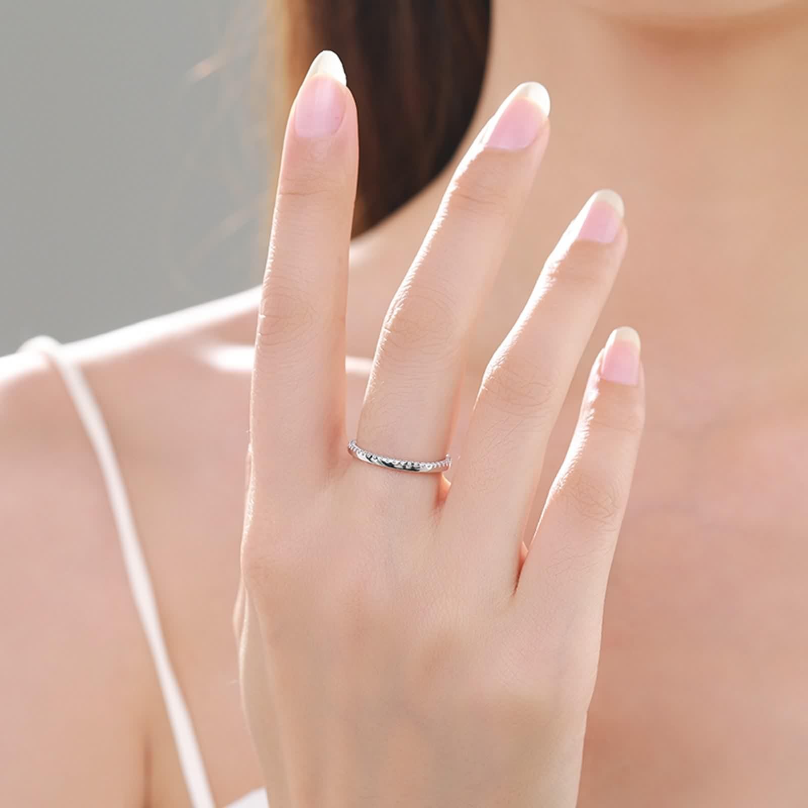 Moissanite Anillo de Oro Blanco, Alianzas Mujer Clásico Diseño de Fila Apilable con Moissanite Redondo Oro Blanco 9K