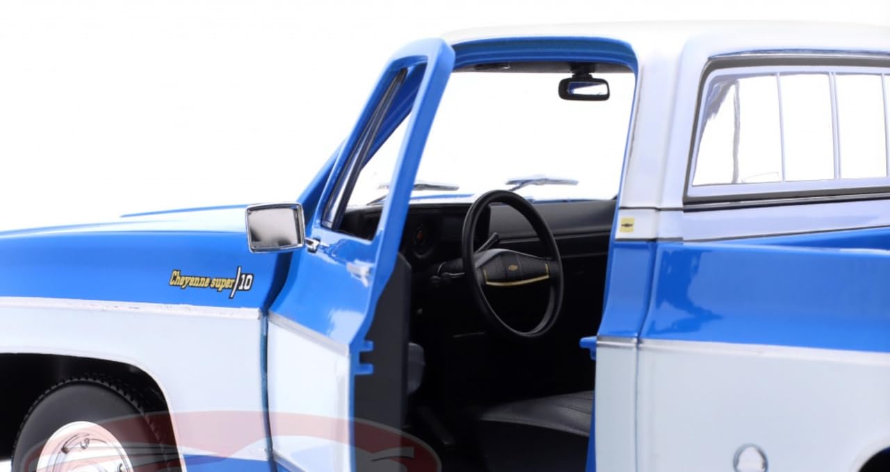 MAISTO 1974 Chevrolet C10 Cheyenne Super Special Edition, blau-weiß - Modellauto 1:18, Originalgetreues Sammlerauto Spielzeugauto mit beweglichen Türen, Kofferraum & Haube, ab 3 Jahren (531467BL)