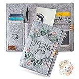 PRAKTISCHER BEGLEITER- Leicht, geräumig und sehr gut organisiert passt unsere Mutterpasshülle in nahezu jede Handtasche. Keine Eselsohren oder zerknickte Unterlagen mehr. Die Maße betragen 13,5 cm (Breite) x 20 cm (Höhe).