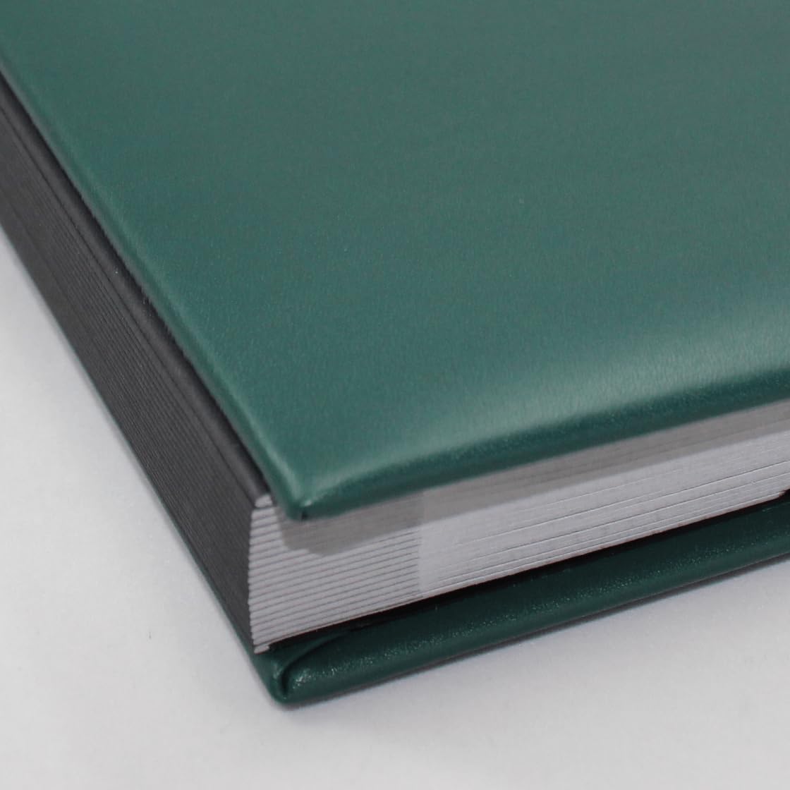 Unterschriftenmappe aus glattem Vollrindleder in Grün, Softcover, dehnbarer Rücken, 20 Register-Trennblätter aus stabiler grauer Kartonage, Aufnahme von DIN A4, Prägungen auf Anfrage