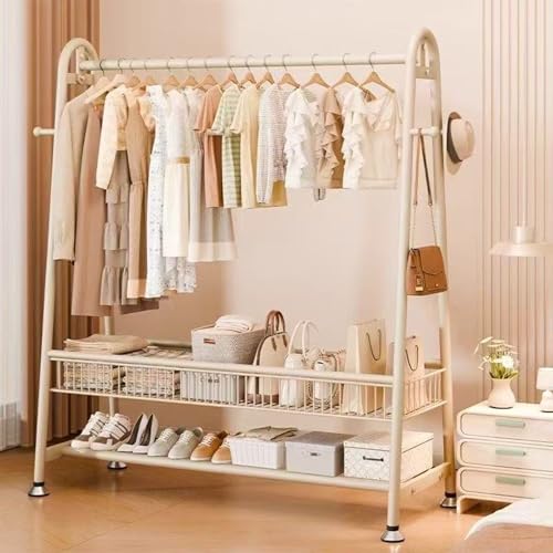 Porte-vêtements avec étagères pour maximiser l'espace dans les petits studios