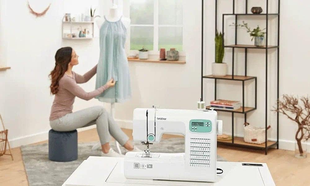 Brother CS70S Macchina da Cucire Elettronica con 70 Punti di Cucito utili, Elastici, Ornamentali,ricami, patchwork Cucitura Automatica, Display Multifunzion