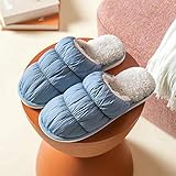 Material: Obermaterial aus gestrickter Baumwolle. Es verfügt über ein elegantes, flexibles, warmes, wasserdichtes und verschleißfestes, weiches Plüschfutter. Es ist wie die zweite Haut der Füße. Es passt perfekt auf die Füße, ist hervorragend ohne Socken zu tragen und sehr bequem zu Hause zu tragen. Weihnachtselemente sind hinzugefügt und EVA-Schaumsohle, es ist sehr angenehm zu Hause zu tragen.