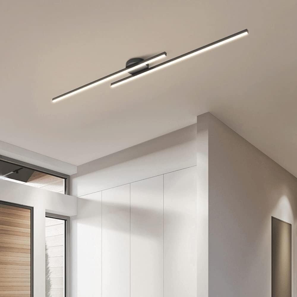 Luminaire linéaire près du plafond pour sublimer la table du salon