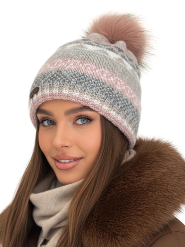 Baesics Wintermütze Rosa mit Muster Damen Herren – Gefütterte Bommelmütze mit Kunstfell Pompon, Strickmütze Beanie Stil, Made in EU, One Size, Warm & Elastisch mit...
