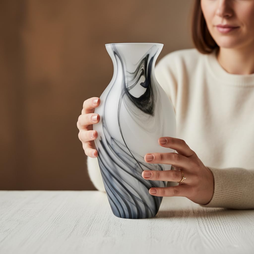 Vaso Anfora in Vetro di Murano Bianco Satinato con Venature Nere by Tammaro Home