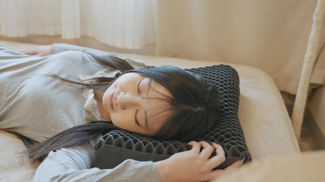 Amazon｜【医師推薦】 NEMURITTA(ネムリッタ) 枕 ダイヤモンド格子×三