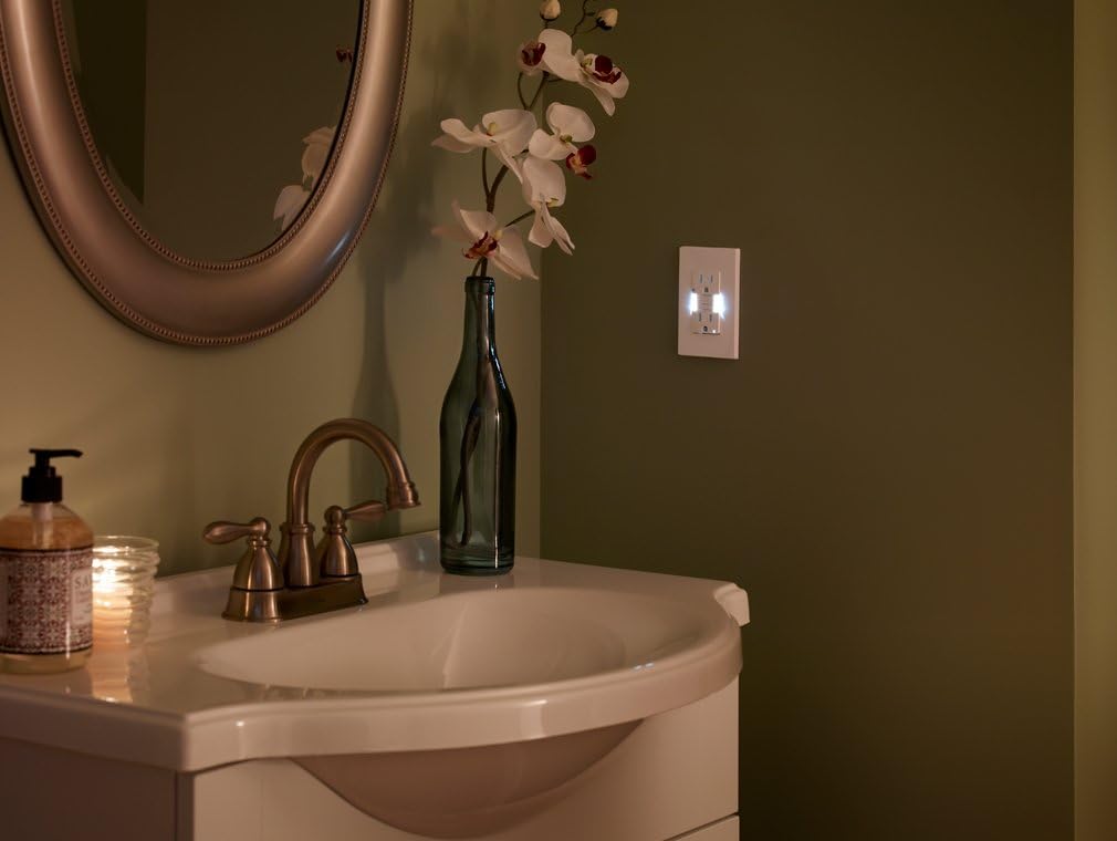 Leviton X7592-W 15 Amp, Slim Guide Light GFCI, SmartLockPro, Monochromatic, Back and Side Wired, Self-Grounding Clip, Tamper Resistant, White