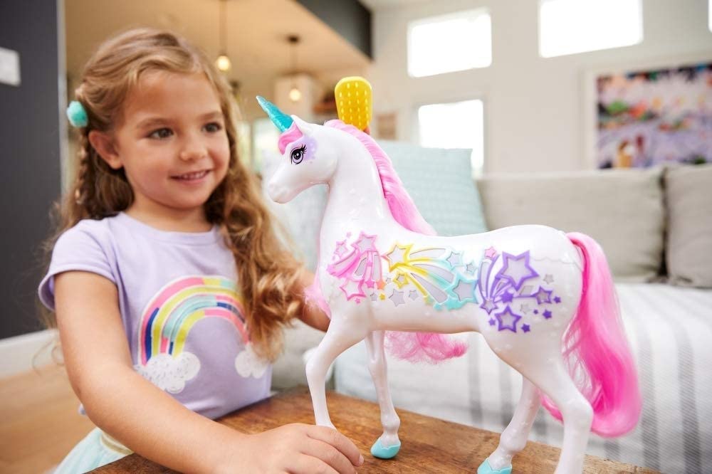 Barbie Dreamtopia Jednorożec Magiczne Włosy ze światełkami i dźwiękami, biały z różową grzywą i ogonem, wspaniały prezent dla dzieci w wieku 3–7 lat, GFH60