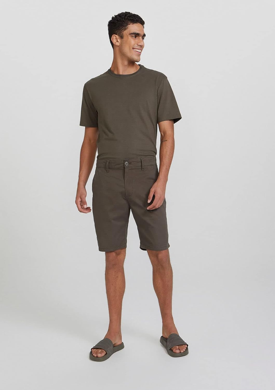 Bermuda Básica Masculina Chino Em Sarja em promoção! Veja a oferta e mais achadinhos de Shorts & Bermudas 8 Hoje é o melhor dia para comprar Bermuda Básica Masculina Chino Em Sarja com aquele preço maroto! Promoção! Aproveite a oferta! 8