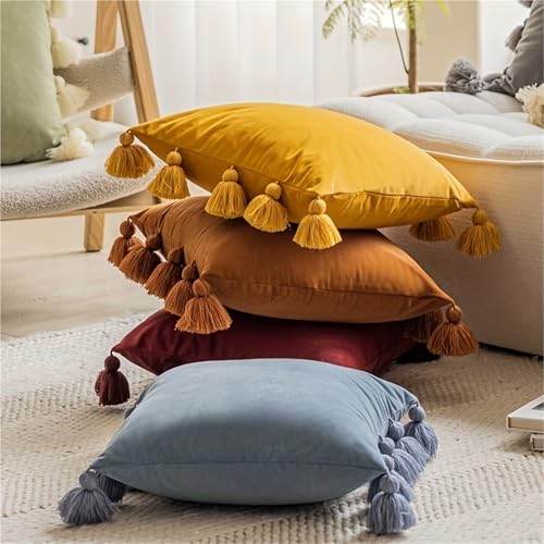 Coussin canapé velours doux marron à pompons pour une soirée cocooning réussie