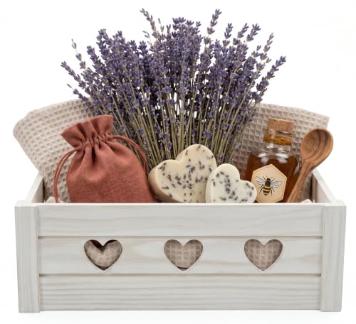 khevga Geschenkkorb aus Kiefernholz 30 × 20 × 12 cm liebevolle Geschenkbox zum Befüllen mit Herz-Details ideal für Hochzeiten Geburtstage & besondere Momente