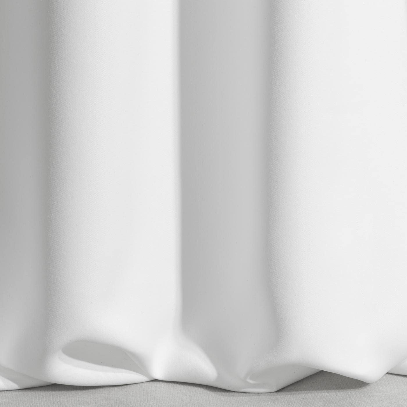 Eurofirany Logan, tenda oscurante opaca, satinata, con fascia plissettata, 1 pezzo, elegante, liscia, semplice, per soggiorno e camera da letto, bianca 135 x 270 cm ( 100% poliestere )