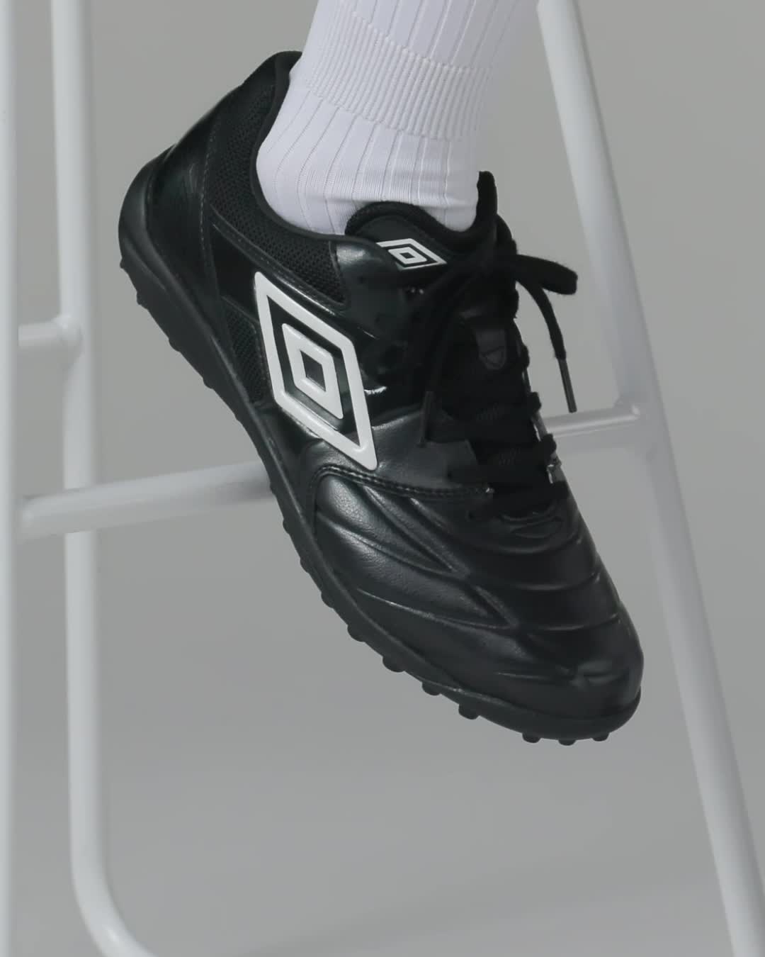 Amazon | [アンブロ] フットサルシューズ サッカー 人工芝対応