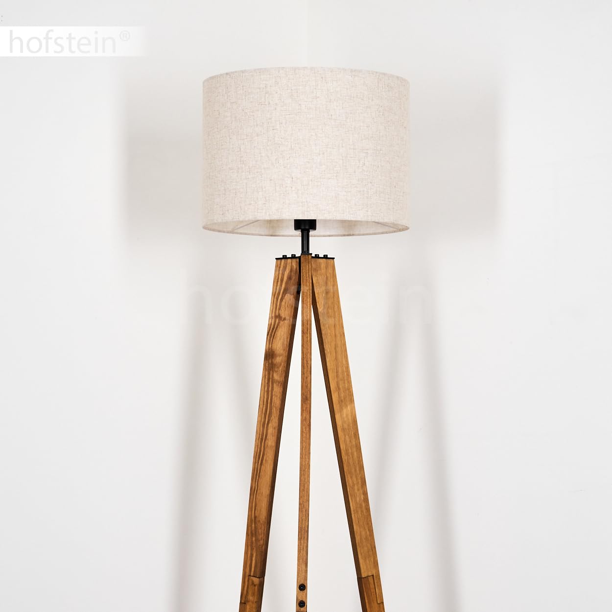 Lámpara de pie Bassagoda, de madera/metal/tela en color natural/negro/beige, lámpara de diseño escandinavo con pantalla de tela (Ø 40 cm) e interruptor de pie, altura 161 cm, 1 x E27, sin bombilla