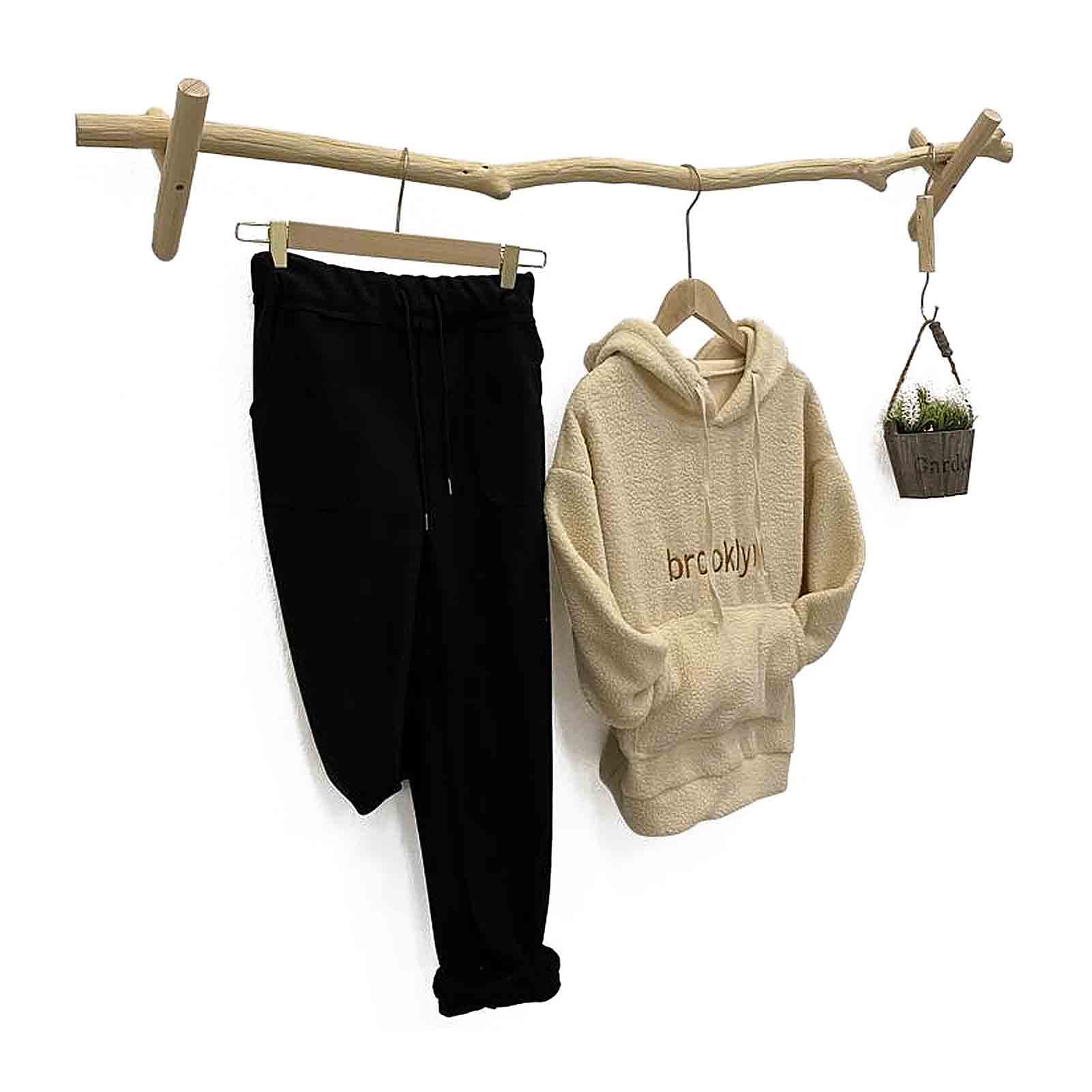 Tringle à vêtements murale en bois AST pour gagner de la place en magasin