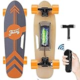 🏄‍♂️ Ergonomische kabellose Fernbedienung - Das elektrische Longboard unterstützt die kabellose Fernbedienungsfunktion, mit der das Vorwärts-, Rückwärts-, Beschleunigungs- und Bremsen des Skateboards gesteuert werden kann. Es verfügt über drei LED-Betriebsanzeigen, die Sie über den Batteriestand des Skateboards auf dem Laufenden halten. Der Steuerabstand der Fernbedienung beträgt ca. 14 Meter.