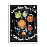 Stupell Industries Something Incredible Is Waiting Zitat Planeten Sonne Erde entworfen von Daphne Polselli Weiß Gerahmter Wandschmuck Schwarz