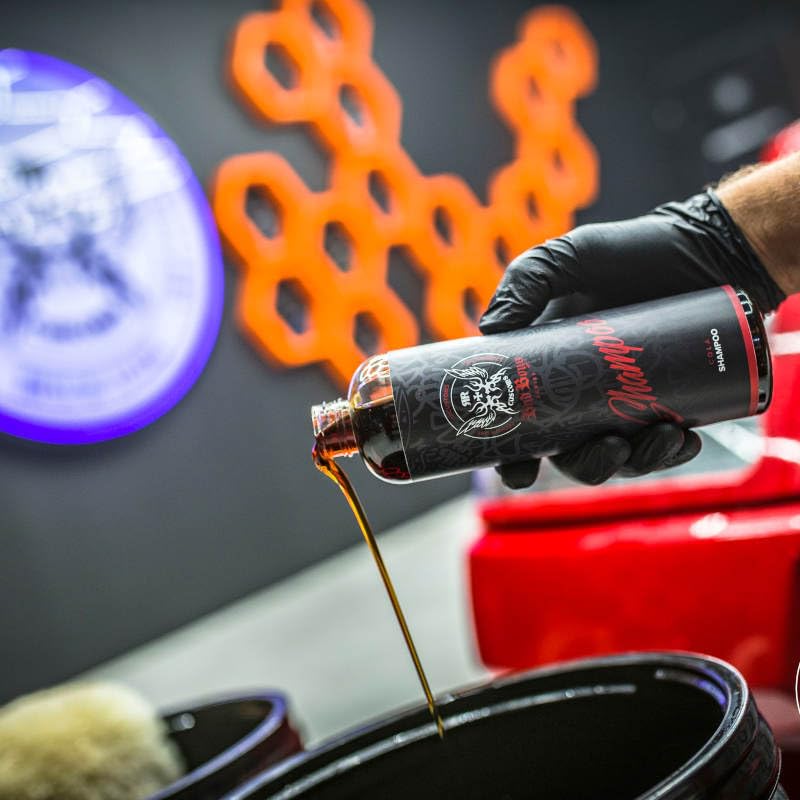 RRCustoms Bad Boys Autoshampoo mit COLA DUFT - stark schäumendes Autoshampoo löst gründlich Schmutz - pH-Neutraler Autoreiniger - effektive KFZ Reinigung - 5 Liter
