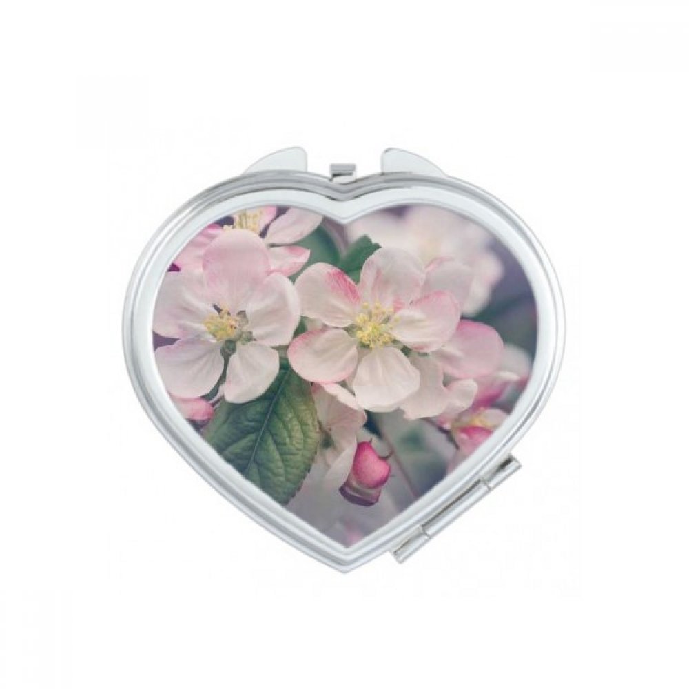 Miroir compact fleurs en forme de cœur parfait dans le sac pour retouches au bureau