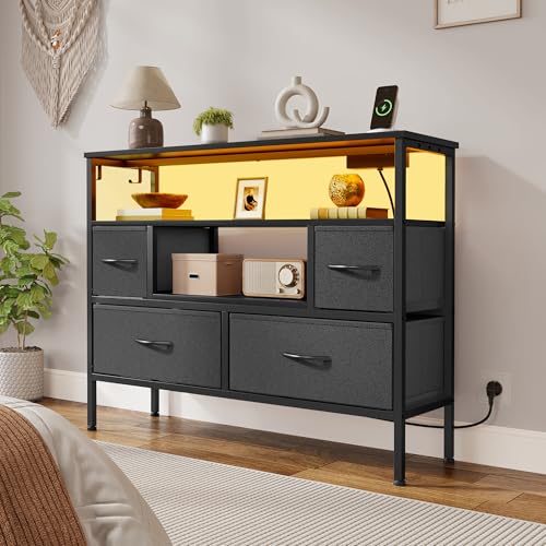 YITAHOME Kommode für das Schlafzimmer mit 4 Stoffschubladen, Anrichte mit 2 Steckdosen, 2 USB-Anschlüssen und LED-Lichtleiste, TV-Schrank mit Seitenhaken, Dunkelgrau