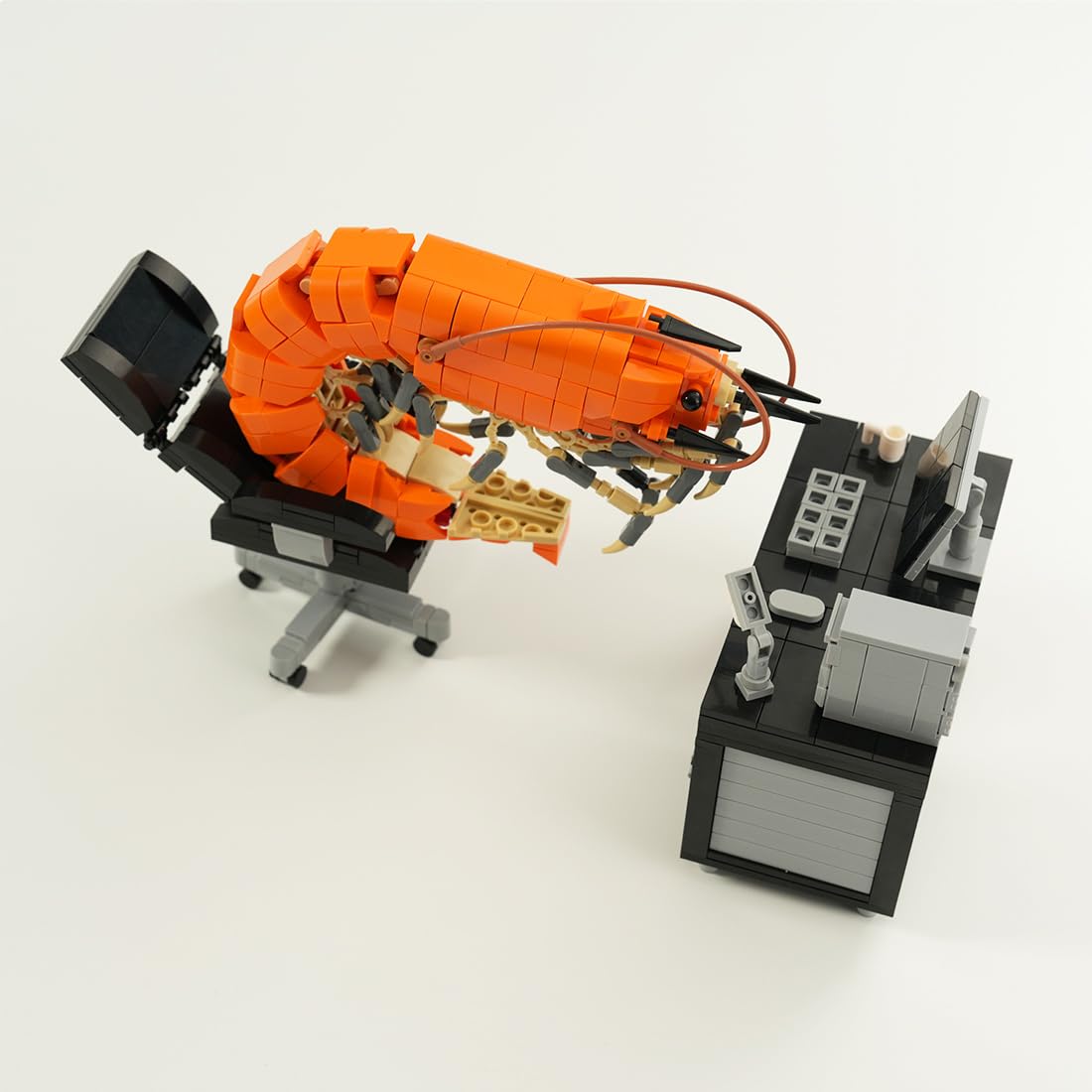 Working Shrimp Man Klemmbausteine, Arbeitender Garnelenmann Bausteine Set, 675 Teile Klemmbausteine Garnelen Modellbausatz mit Computer/Bürobedarf, Wohnkultur Geschenk