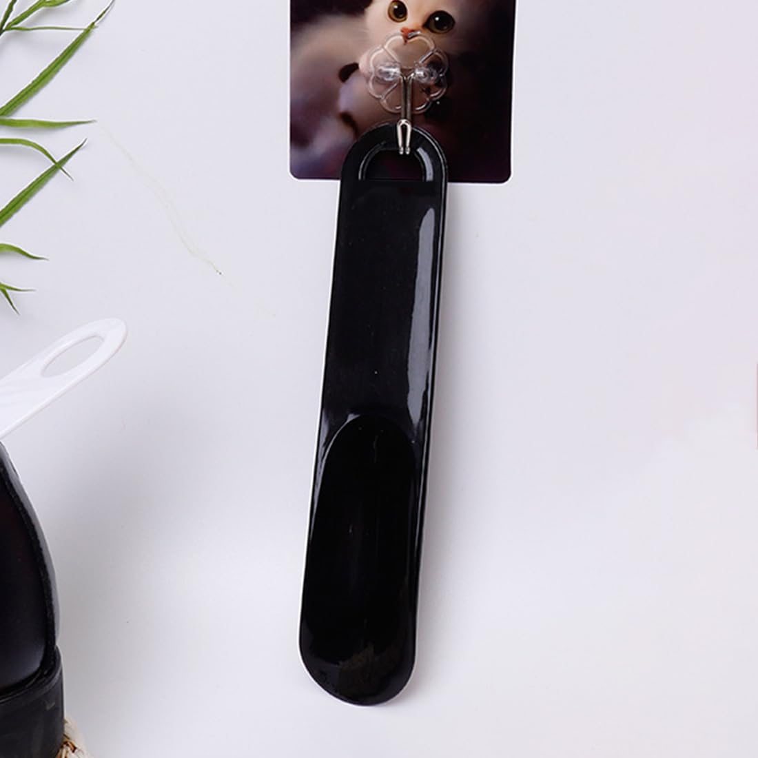 ASYKNM Kunststof schoenlepel 20 cm met glad oppervlak en gaten om op te hangen, gemakkelijk te gebruiken. Geschikt voor alle leeftijden (verpakking van 2 stuks): mannen, vrouwen, kinderen en senioren