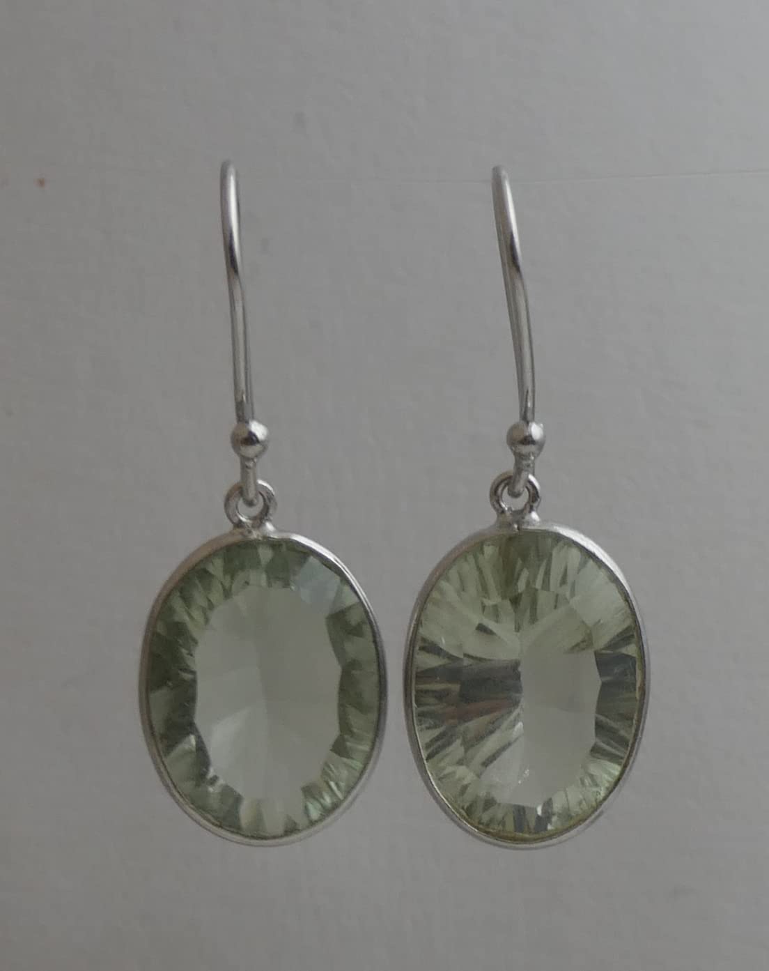 Pendientes de Plata de Ley con Amatista Verde | Diseño Elegante con Piedra Natural Facetada | Joyería Sofisticada para Mujer