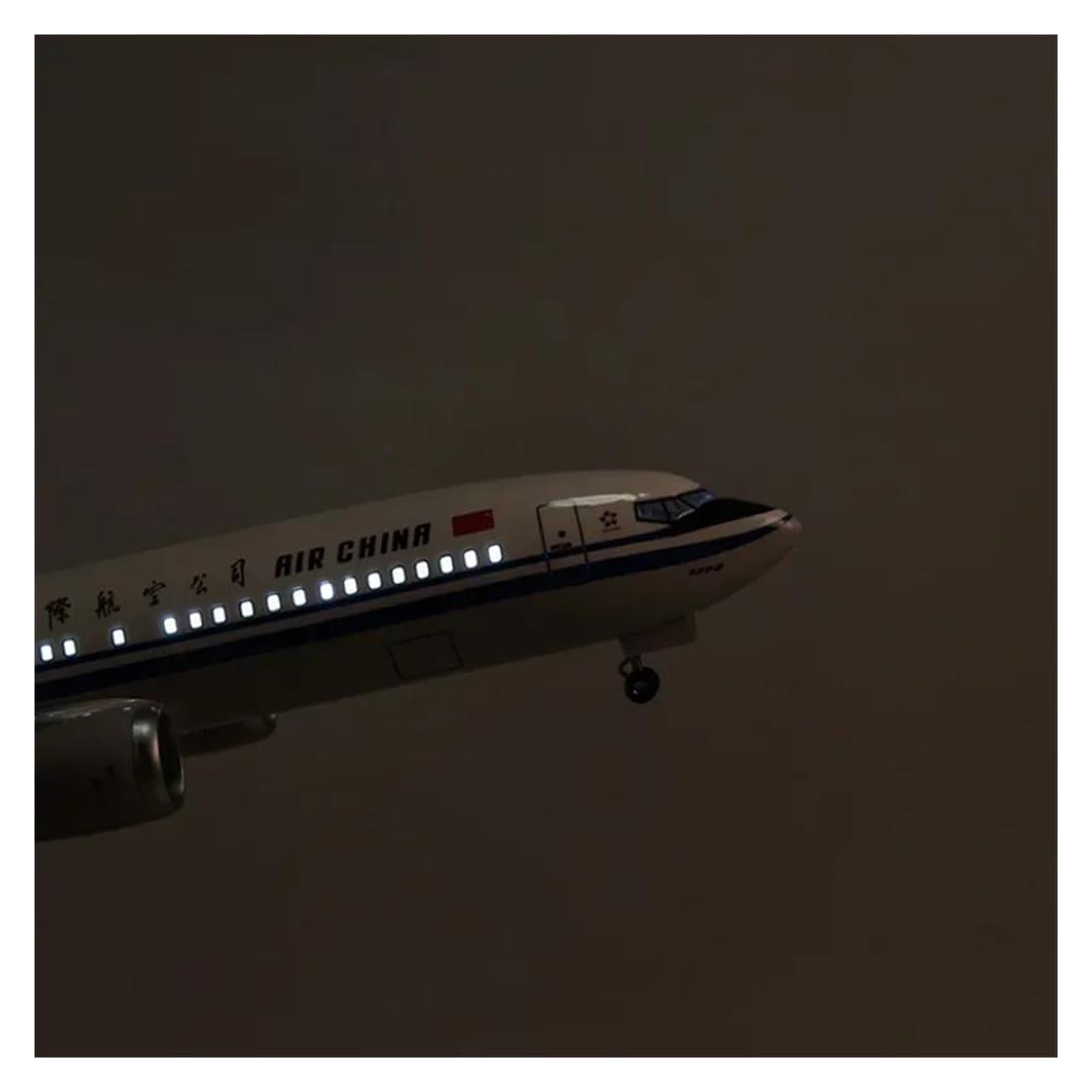 Odlewane zabawki samolotowe w skali 1/85 do samolotu 737MAX B737 samolot ze światłem i kołem odlewany żywiczny model samolotu wyświetlacz biurkowy modele samolotów do zbierania i wyświetlania (ze
