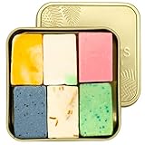 NACHHALTIG, VEGAN, PLASTIKFREI: Bei puremetics treffen hochwertige Wirkstoffe und Essenzen der Natur auf einen verantwortungsvollen Umgang mit der Umwelt. Für die puremetics Produkte leidet kein Tier – sie sind 100% vegan und tierversuchsfrei. Diese Seife ist frei von Mikroplastik und wird ohne zusätzliche Verpackung in unserer Travelbox aus Weißblech geliefert. Der Verzicht auf unnötigen Verpackungsmüll und Plastikverpackungen spart große Mengen Müll.