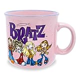 Construisez vos affaires : vivre votre meilleure vie signifie trouver votre meilleur look. Complétez votre ensemble avec cette tasse à café rose aux accents violets élégants. Le quatuor emblématique de Bratz est à l'avant et au centre, faisant leur grande entrée.