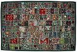 Aspect vintage : avec un mélange de couleurs riches et chaudes et de broderies détaillées, cette tapisserie capture l'essence du design indien vintage.