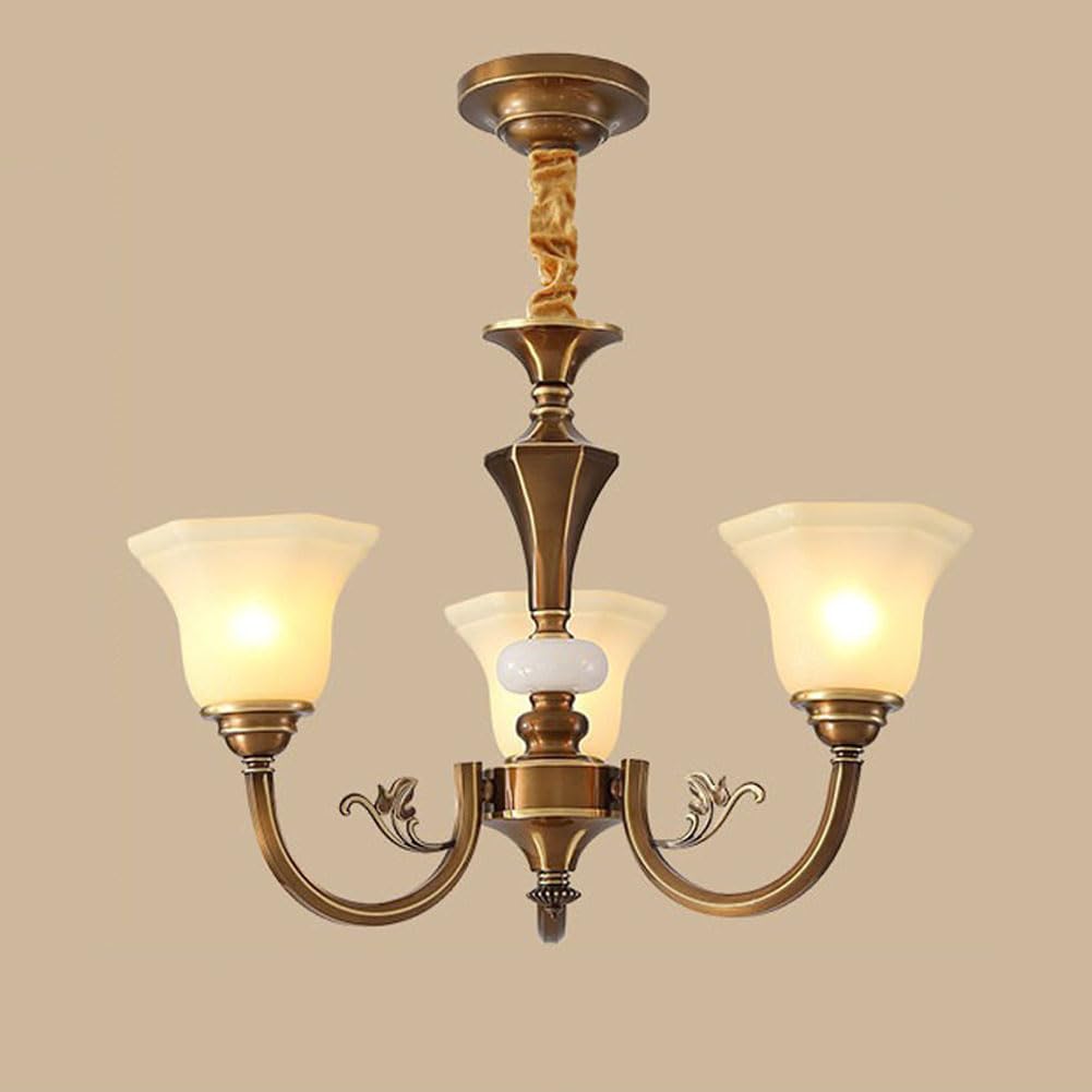 Lustre élégant en laiton pour sublimer une pièce sombre et moderniser son salon