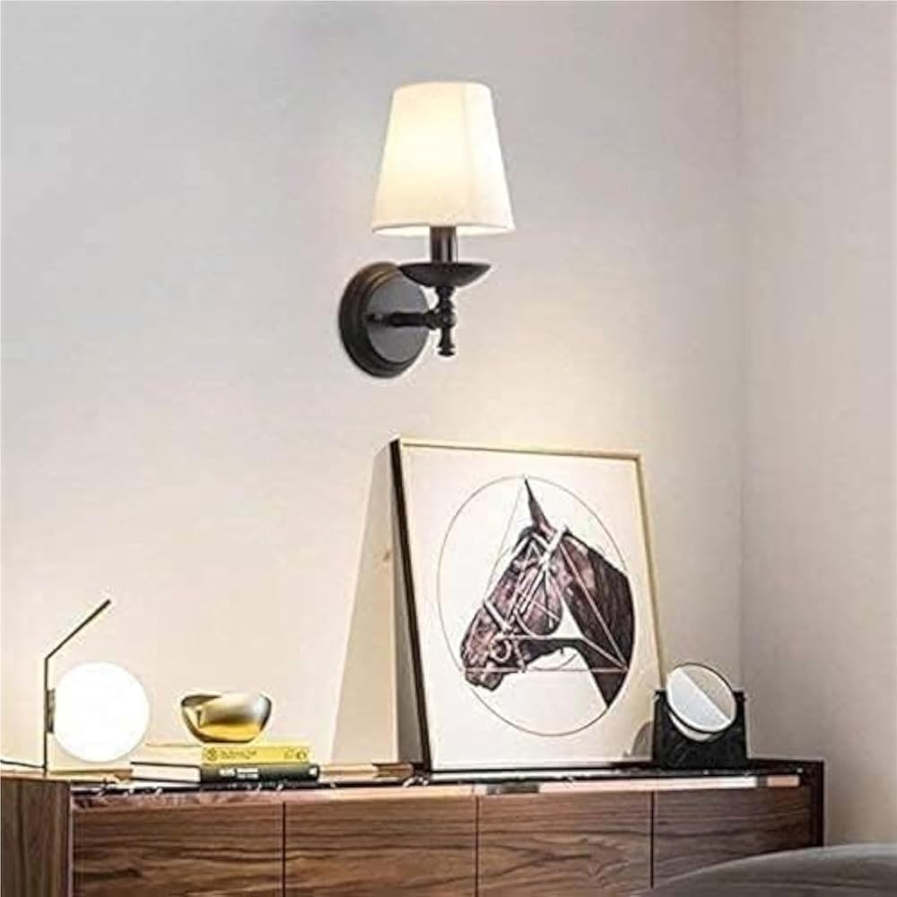 Nowoczesna wewnętrzna lampa ścienna E14, prosty i elegancki styl vintage industrialny, z białym kloszem z tkaniny i antycznym ramieniem z kutego żelaza.