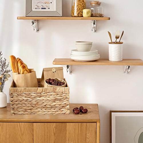 Cesta de mimbre rectangular para libros junto al sofá y almacenaje de jacinto de agua natural 7