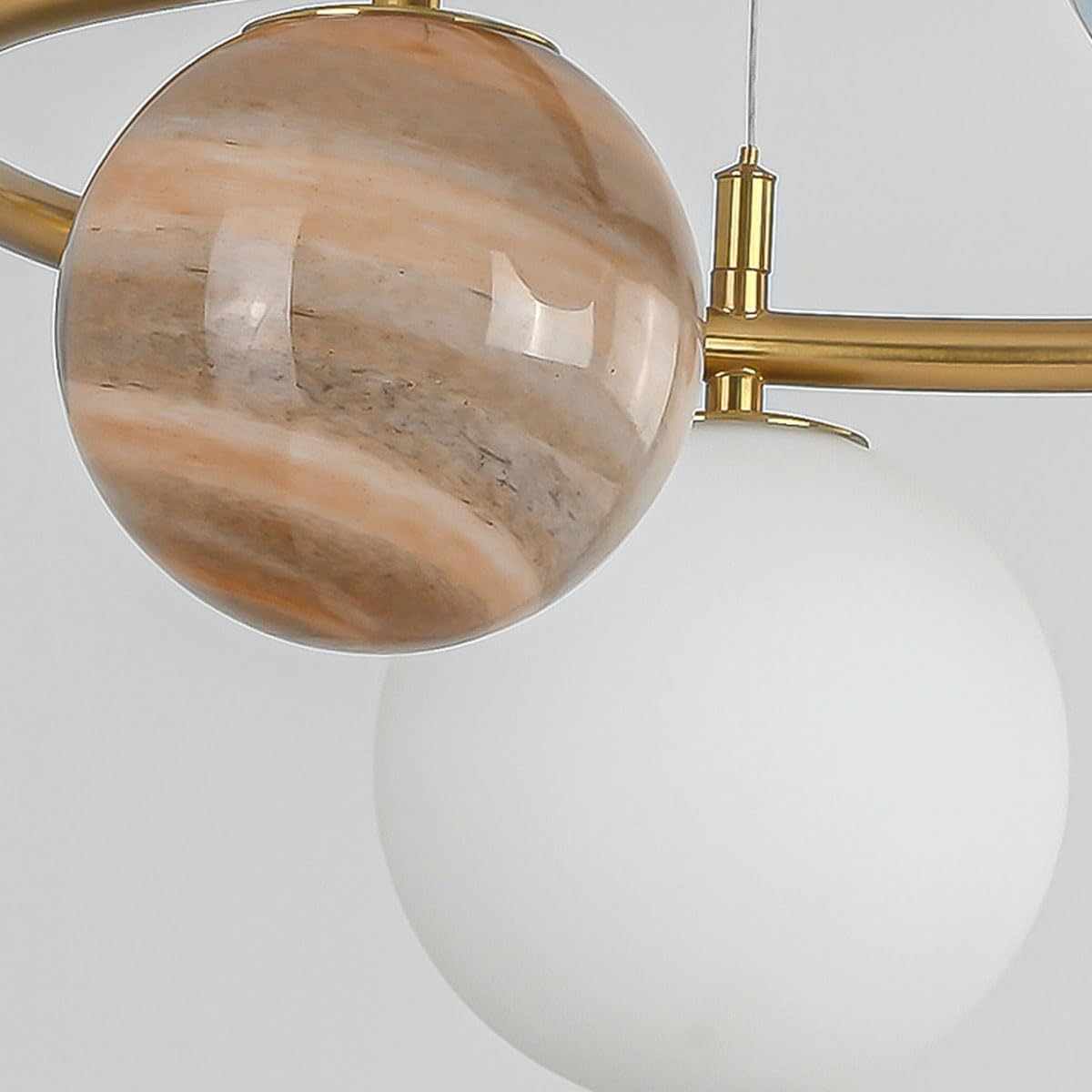 Prosta i kreatywna lampa wisząca z metalu i kreatywny szklany żyrandol Planet doskonale sprawdzą się w jadalni przedszkola.