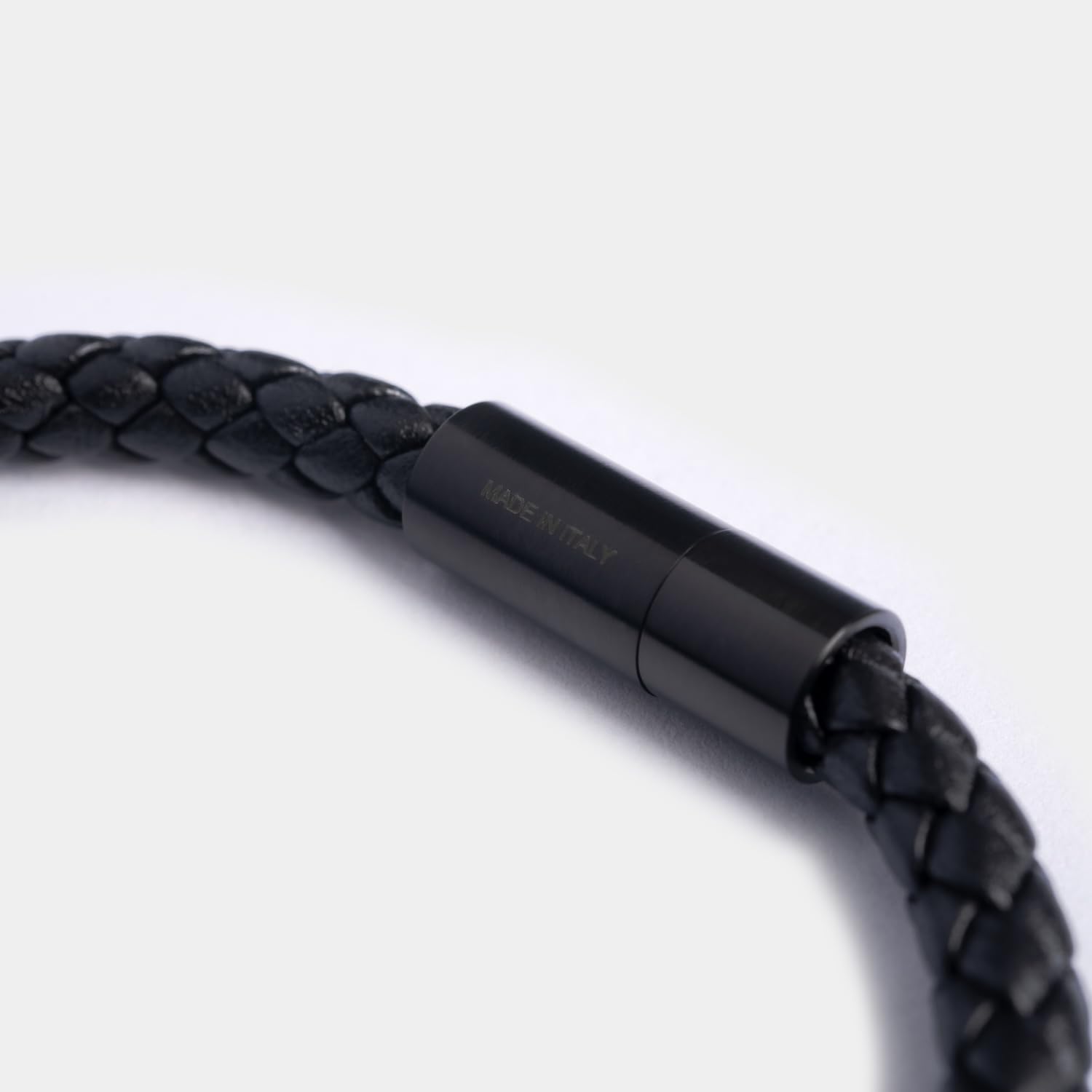 Handgefertigt in Italien | Premium Lederarmband für Männer | Echtes schwarzes geflochtenes Kalbsleder | Starker Magnetverschluss | Exklusive Schmuck-Geschenkbox